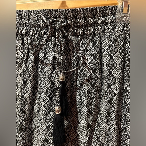 Christopher & Banks Black and White geometric pattern Midi Skirt (Boho look) - Picture 4 of 10